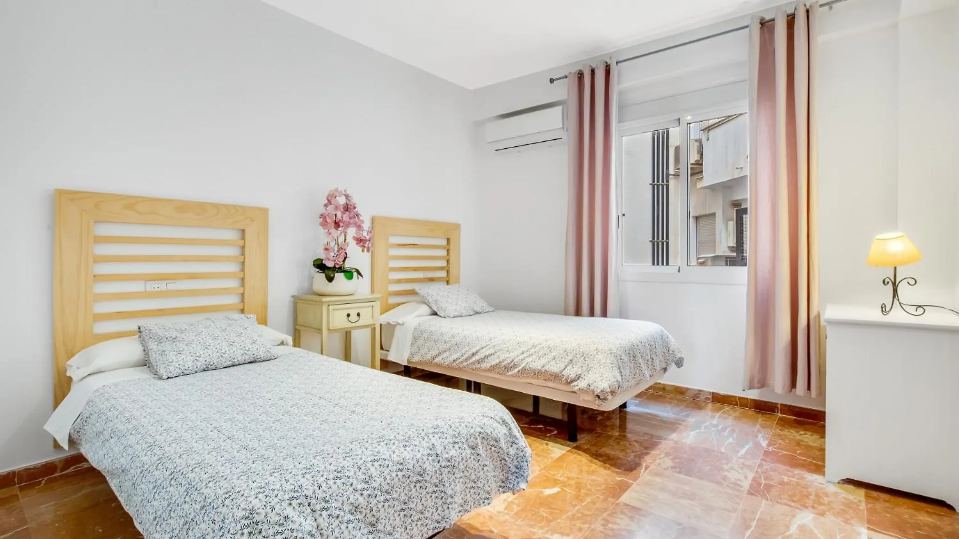Apt Alameda De Colon Solo Familias Malaga 0*,  Spain