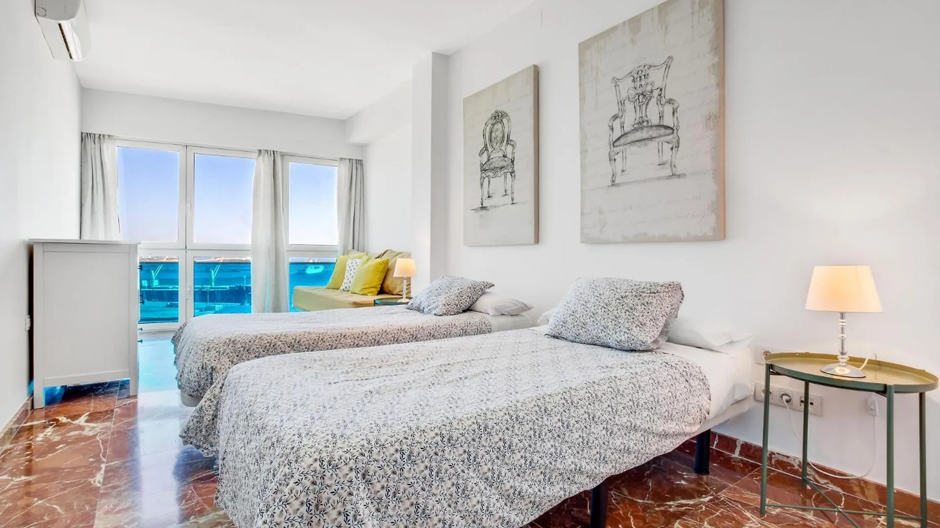 Apt Alameda De Colon Solo Familias Malaga